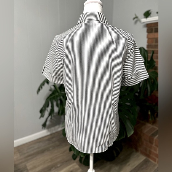 🛍️ George Stretches short sleeve button shirt with excellent condition. - Picture 4 of 6